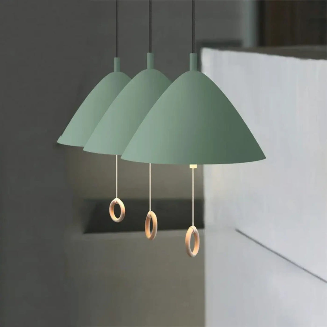 Suspension luminaire nouriah avec trois abat-jours coniques verts sauge mat et anneaux en bois