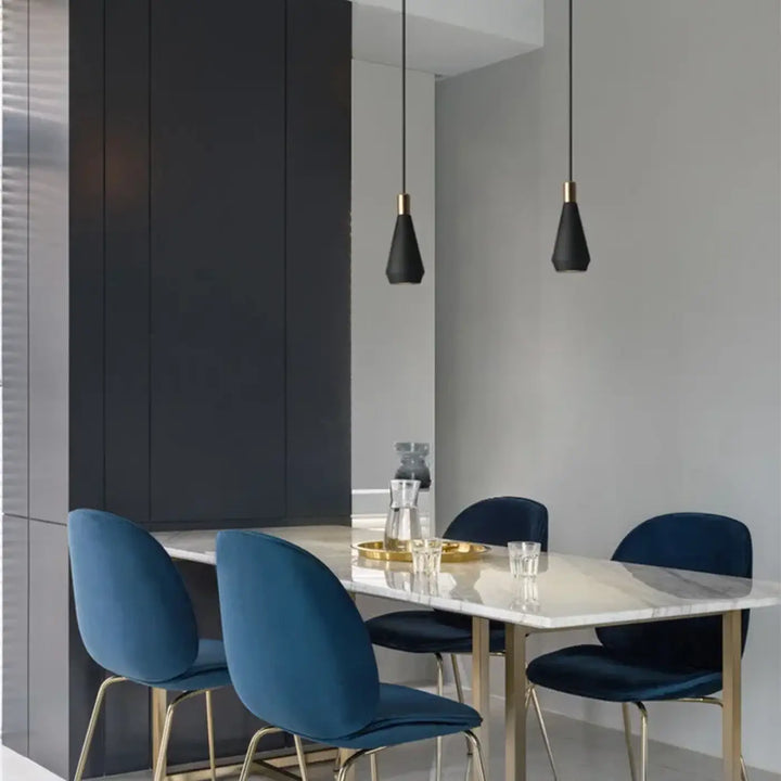 Suspension luminaire conique disponible en blanc et noir

