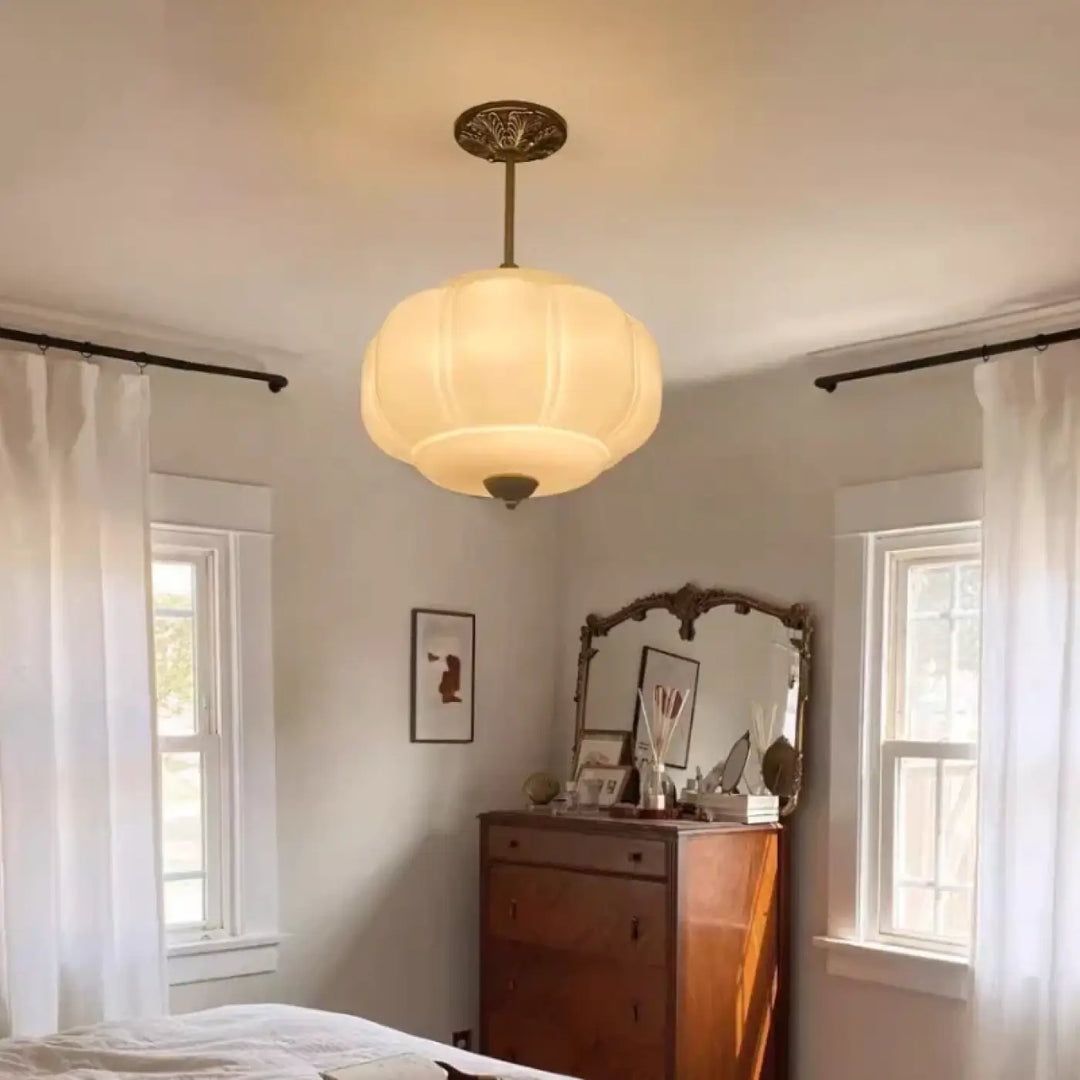 Suspension luminaire contemporaine en verre opale ribbe avec fixation plafond finition laiton dans un ton ivoire chaud