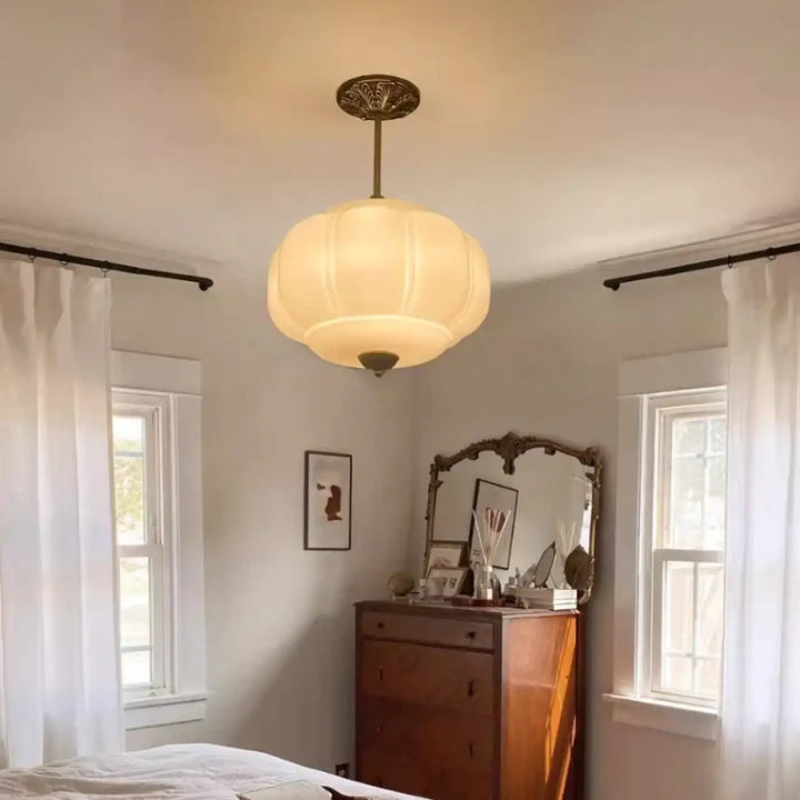 Suspension luminaire contemporaine en verre opale ribbe avec fixation plafond finition laiton dans un ton ivoire chaud