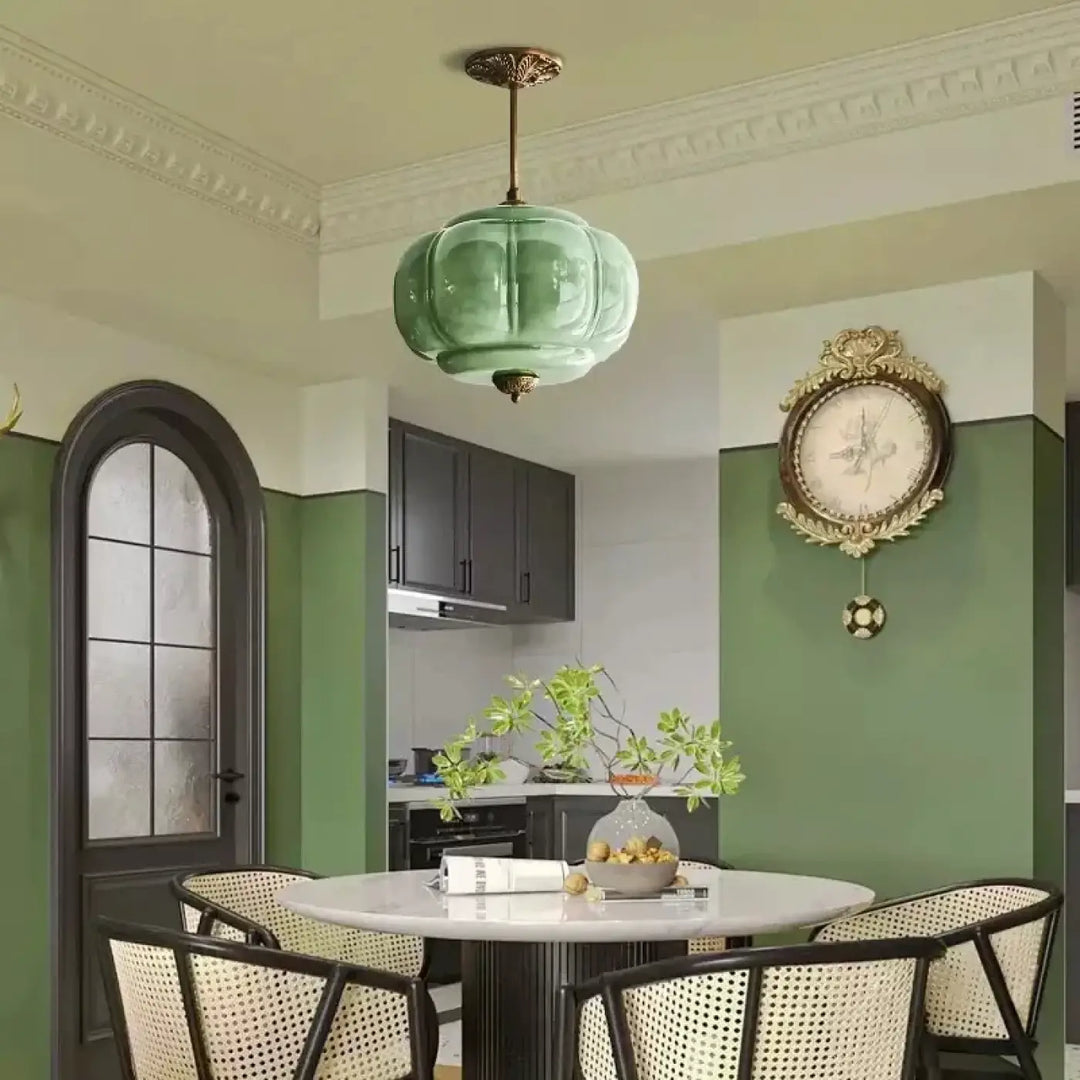Suspension luminaire contemporaine cicitrou en verre opale vert translucide avec finition laiton et nervures décoratives