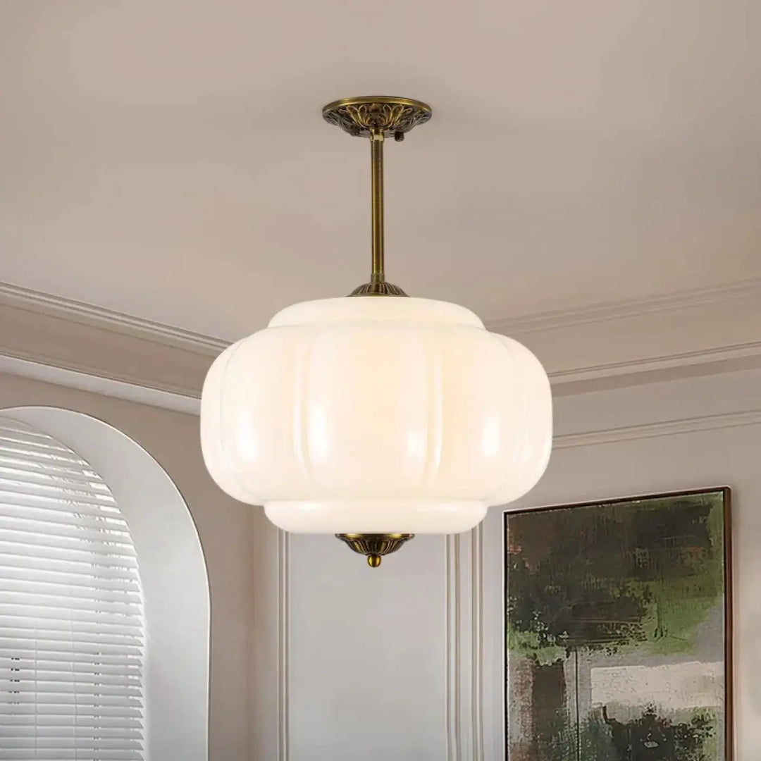 Suspension luminaire contemporaine en laiton antique avec abat-jour en verre opale blanc givré segmenté