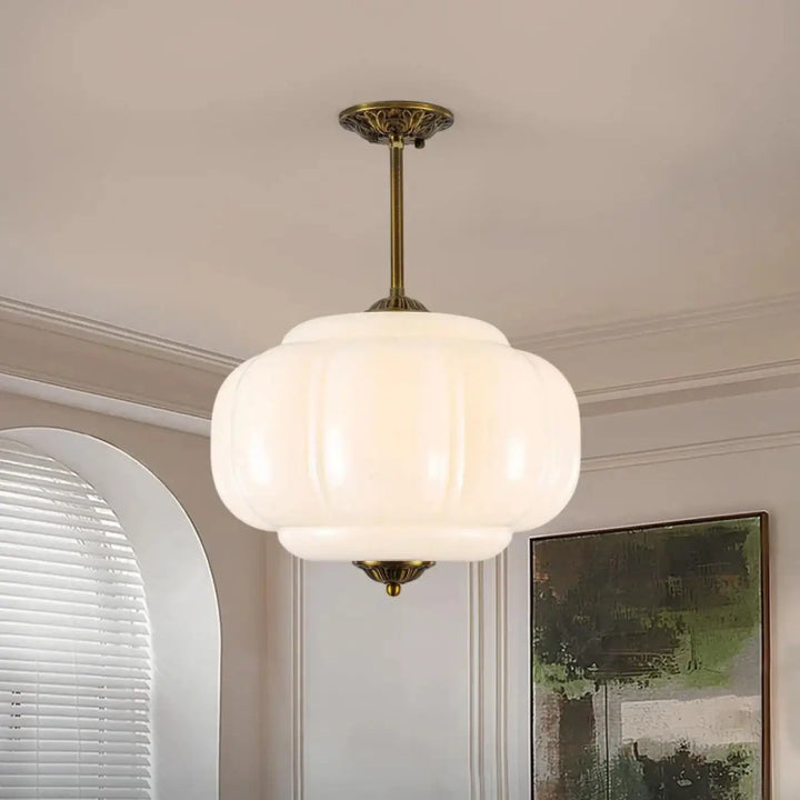 Suspension luminaire contemporaine en laiton antique avec abat-jour en verre opale blanc givré segmenté