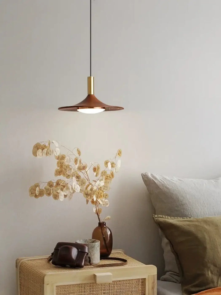 Suspension luminaire contemporaine au design élancé en metal

