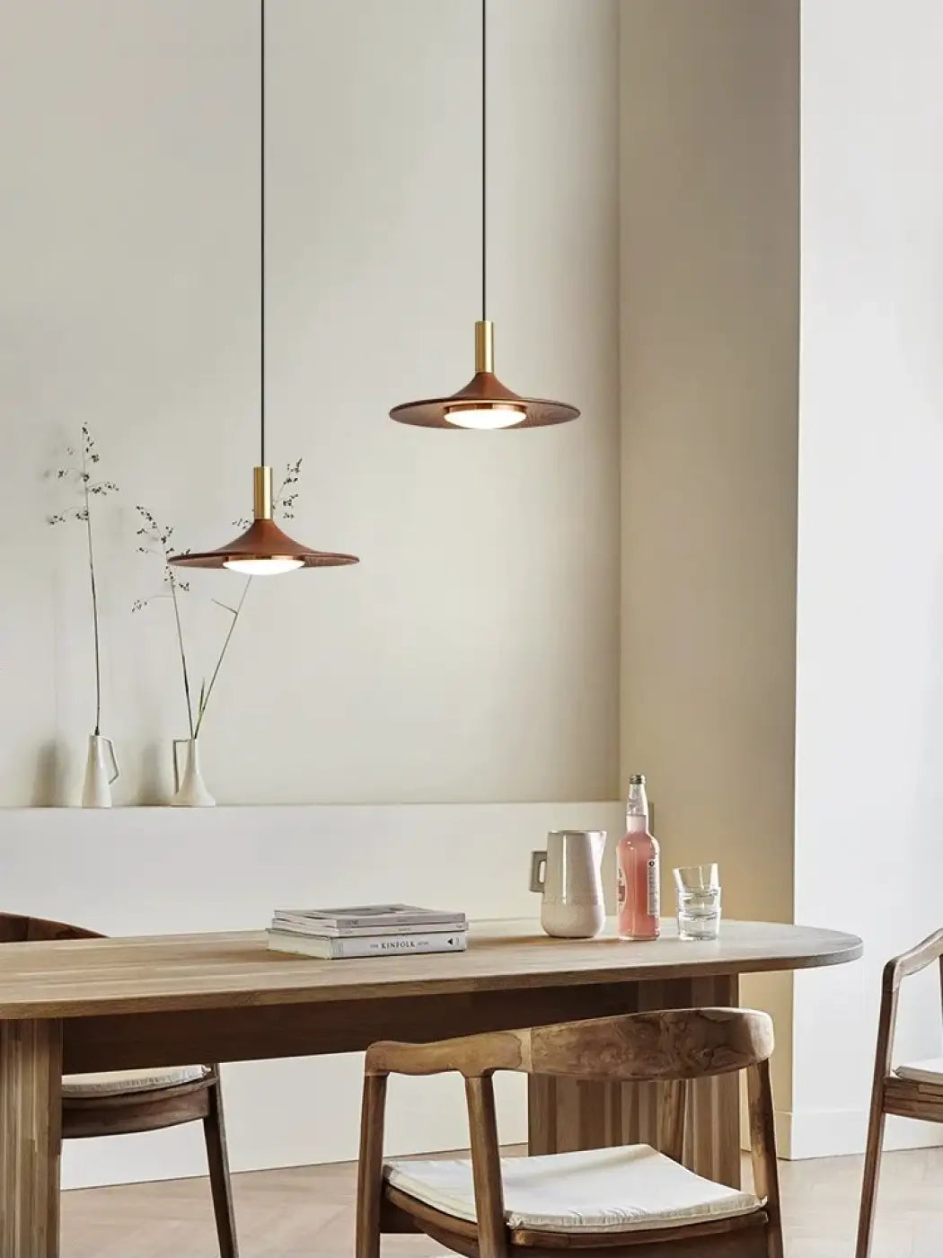 Suspension luminaire contemporaine au design élancé en metal

