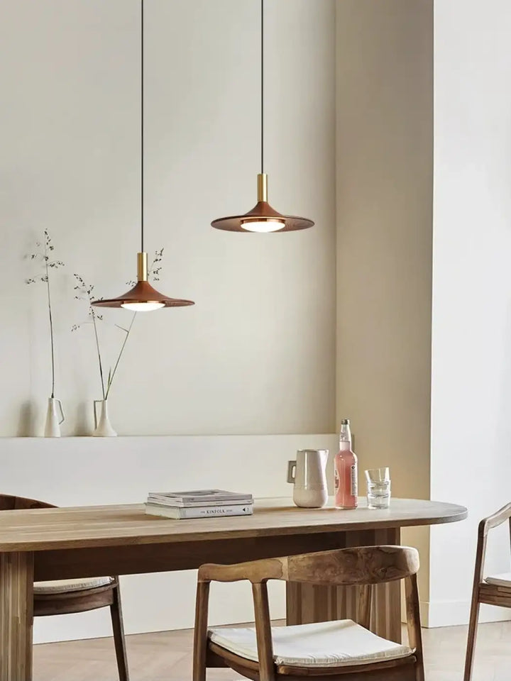 Suspension luminaire contemporaine au design élancé en metal

