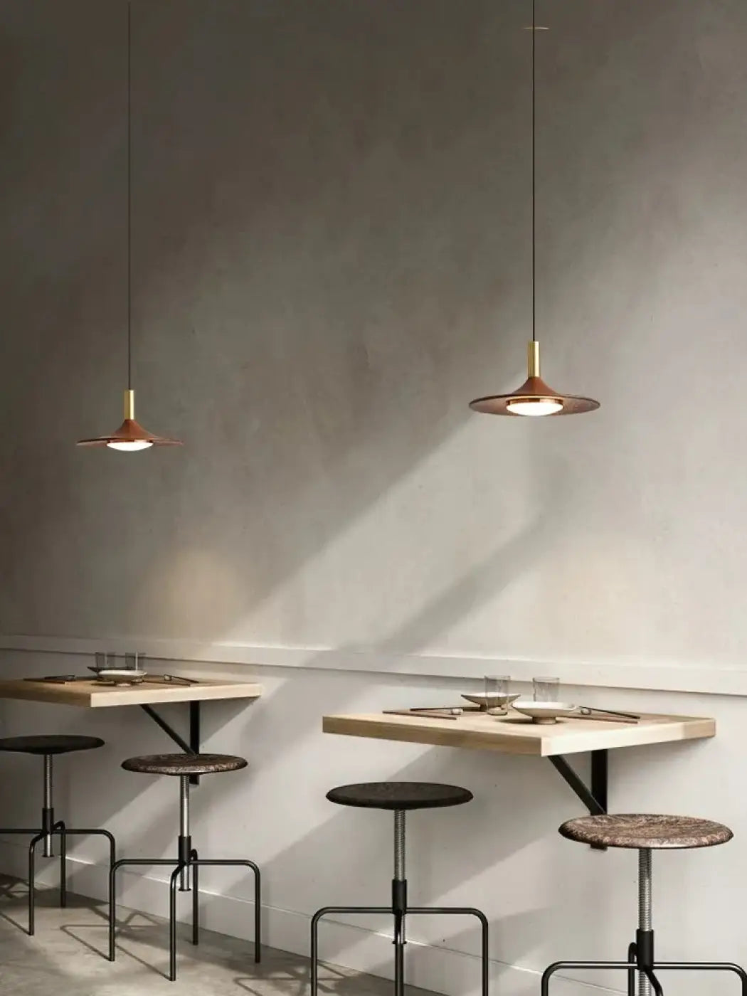 Suspension luminaire contemporaine au design élancé en metal

