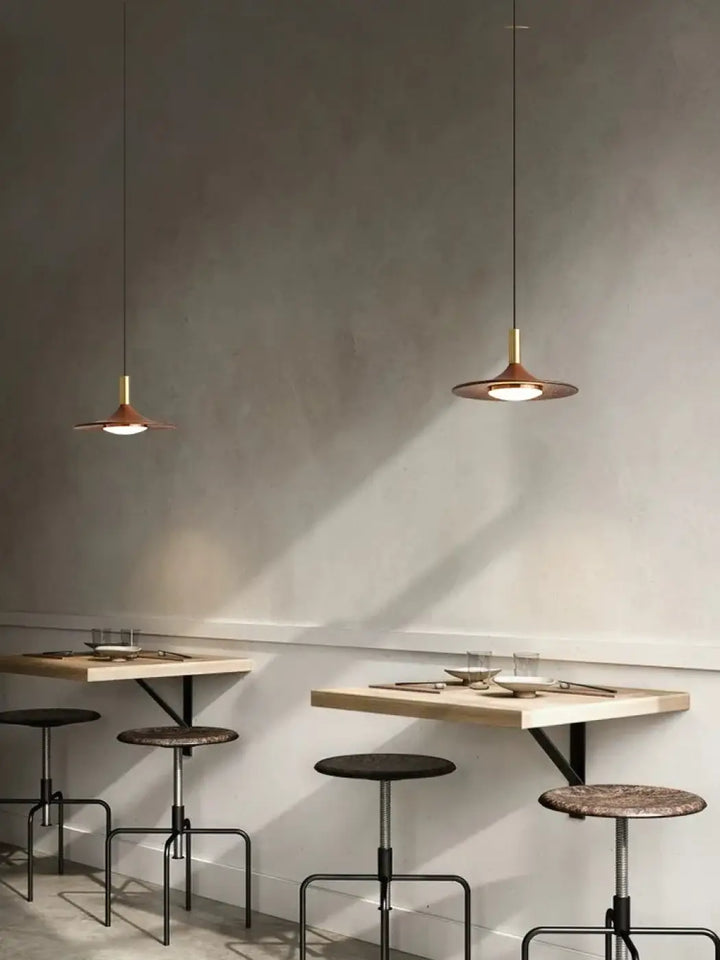 Suspension luminaire contemporaine au design élancé en metal

