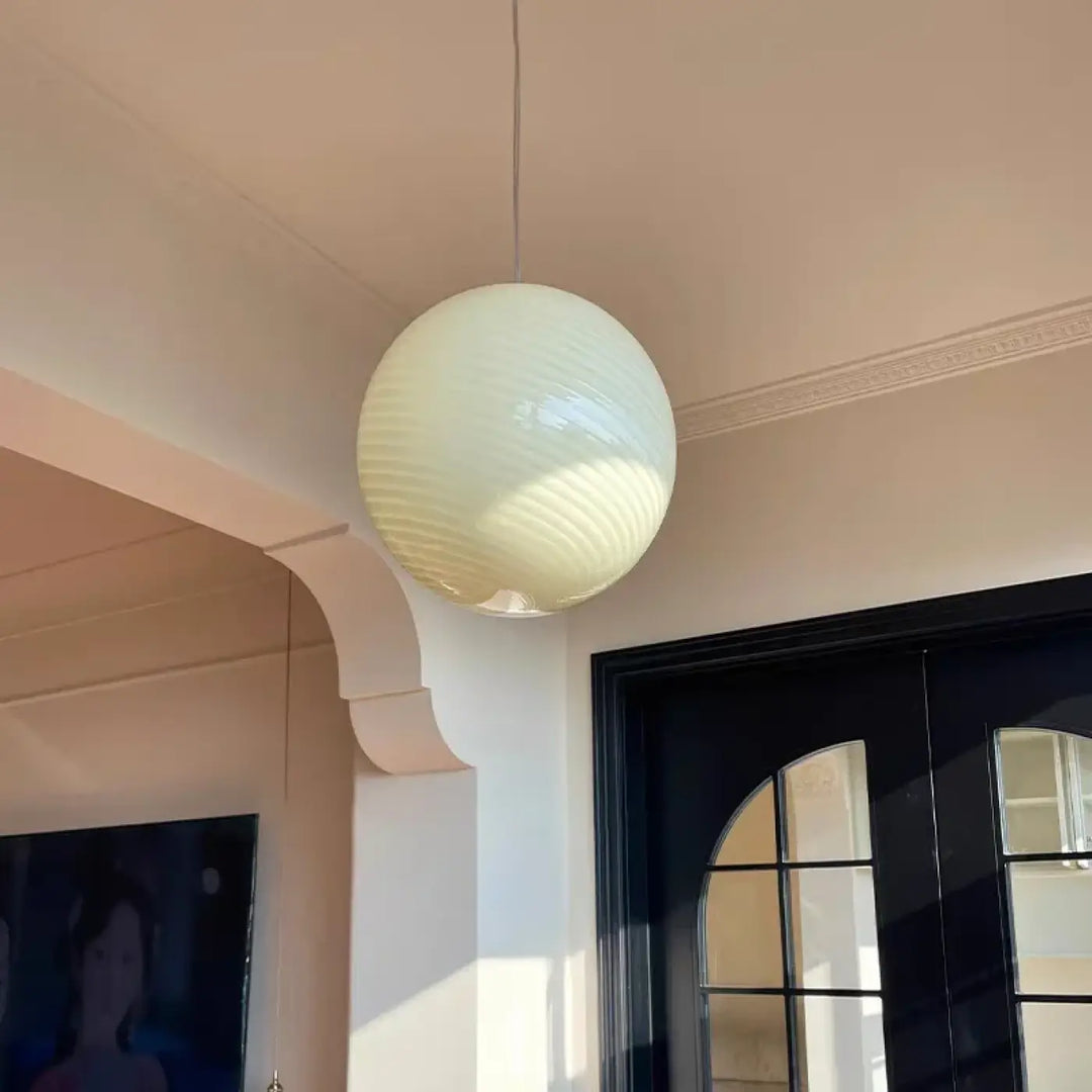Suspension luminaire contemporaine lolly creme sphérique en verre strié suspendue par un cordon fin