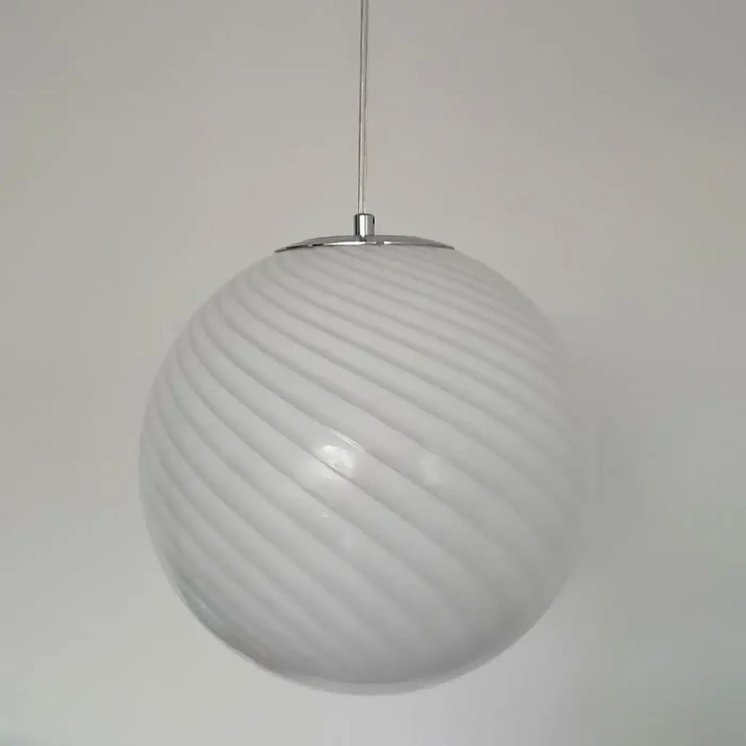 Suspension luminaire lolly en verre dépoli blanc avec nervures diagonales élégantes et suspension chrome poli