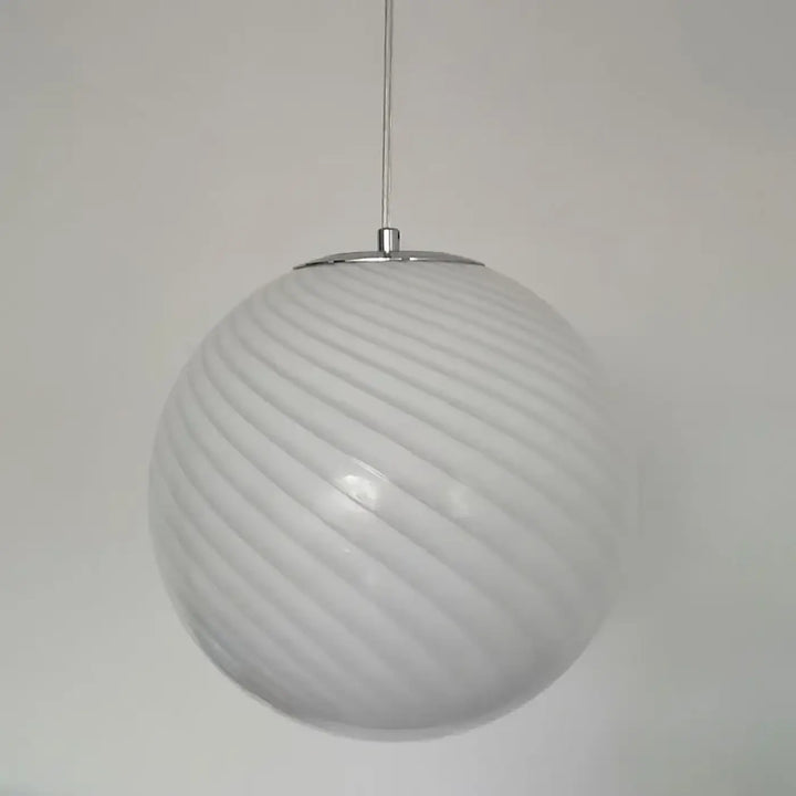 Suspension luminaire lolly en verre dépoli blanc avec nervures diagonales élégantes et suspension chrome poli