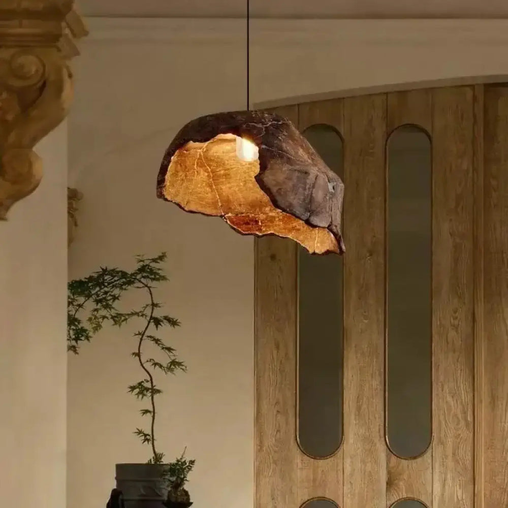 Suspension luminaire contemporaine litha en bronze rustique et feuille dorée avec design organique coquillage