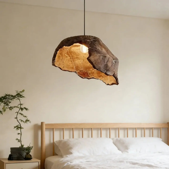 Suspension luminaire litha avec forme irrégulière rustique, extérieur brun foncé et intérieur doré chaleureux