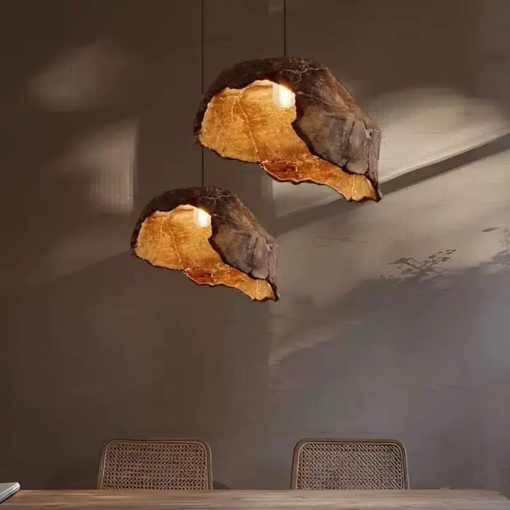 Deux suspensions luminaires contemporaine litha en forme organique brun foncé avec intérieur doré lumineux