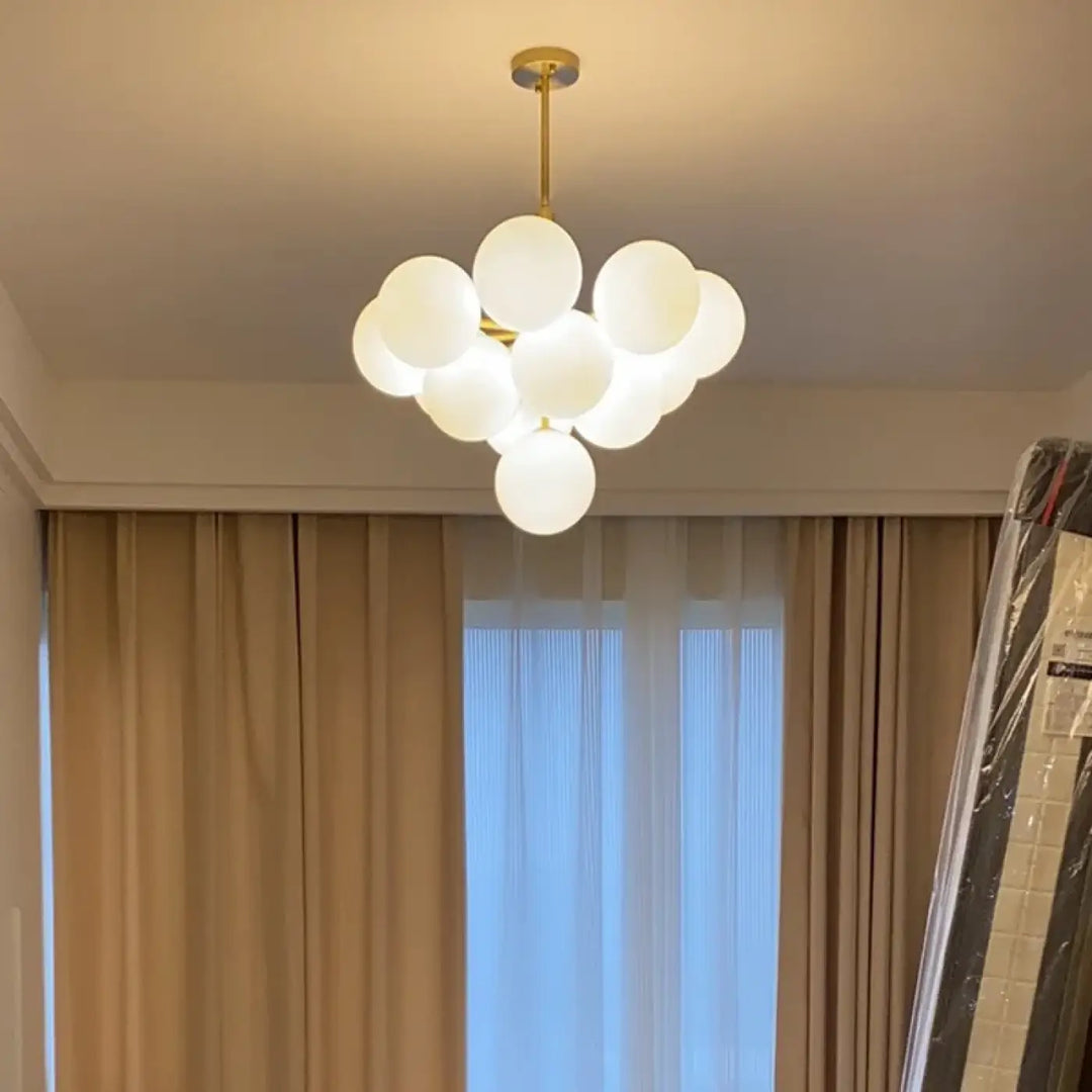 Suspension luminaire contemporaine golys en finition or avec verres givrés apporte un luminaire design élégant et lumineux