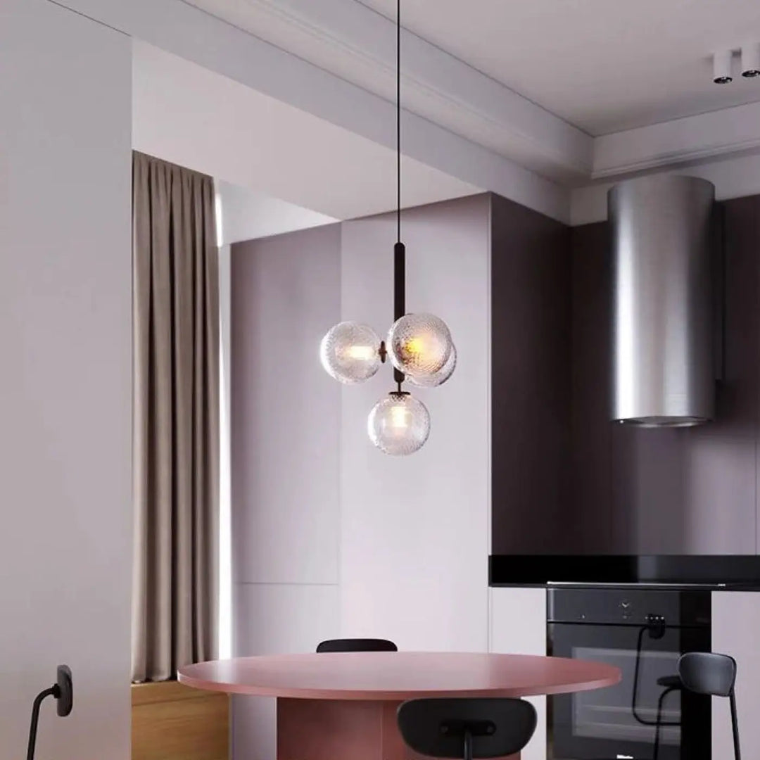 Suspension luminaire contemporaine golys avec trois sphères en verre givré apporte un luminaire design noir élégant