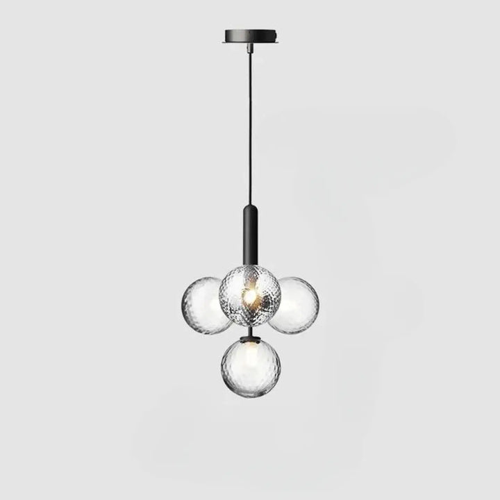 Suspension luminaire contemporaine golys avec quatre sphères en verre givré apporte un luminaire design noir en métal