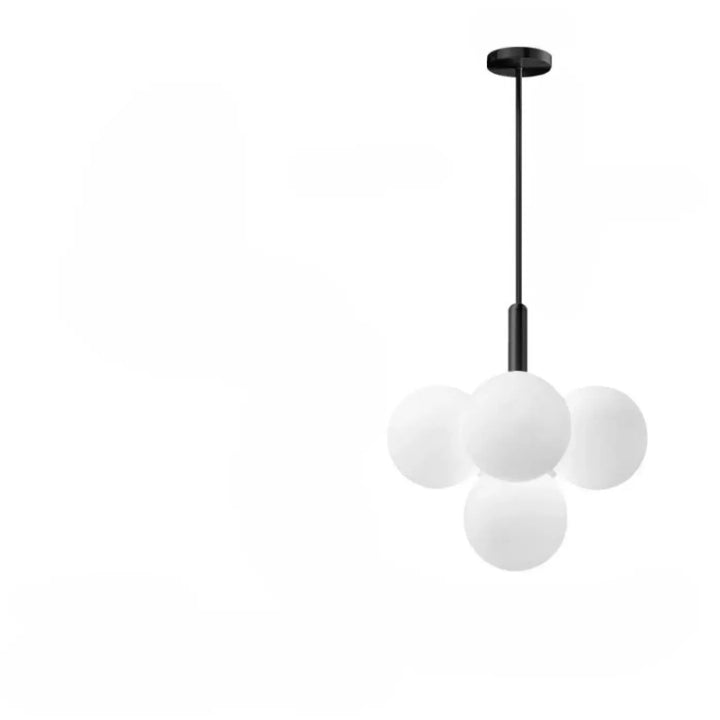Suspension noire moderne avec quatre globes en verre sphériques blancs dépoli.