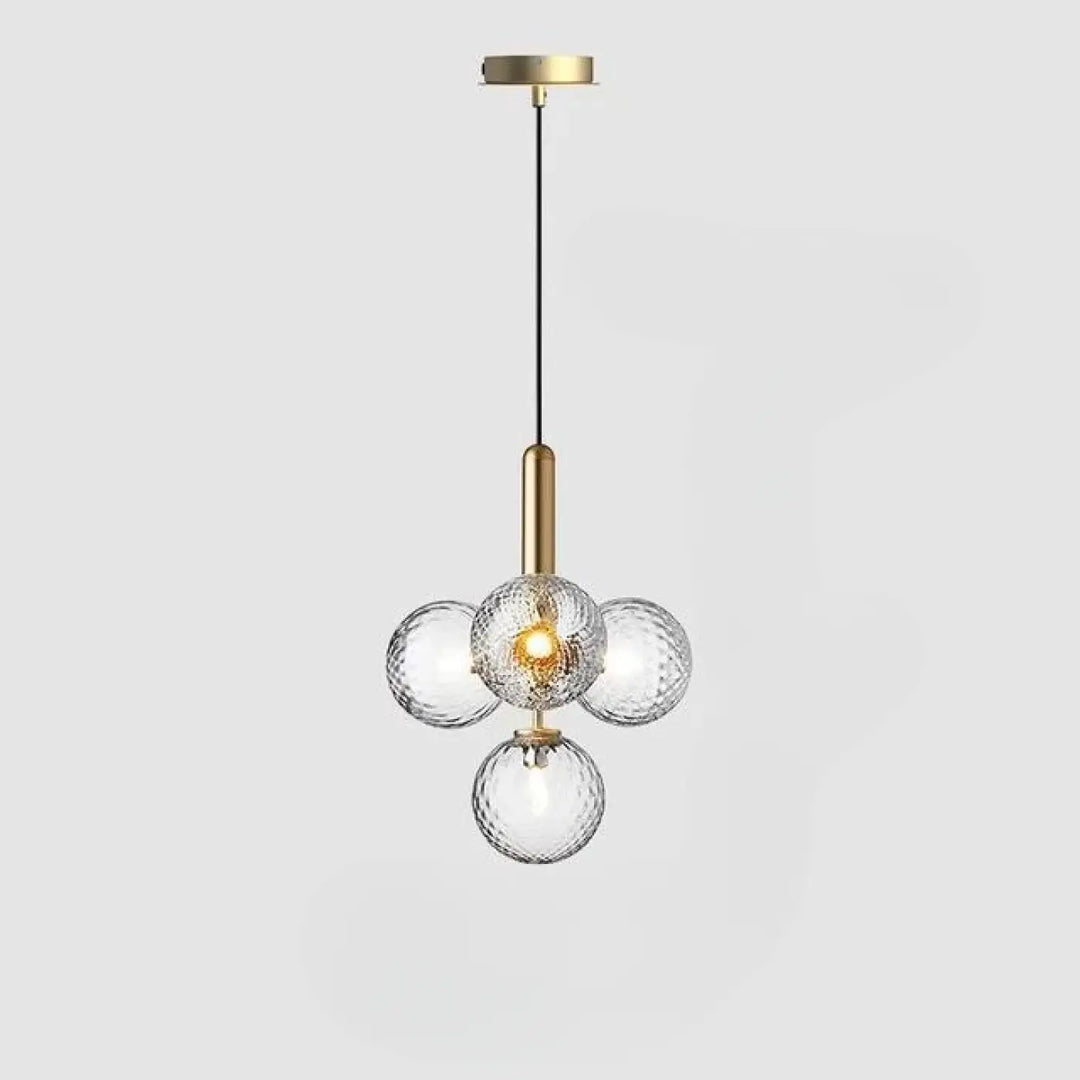 Suspension luminaire contemporaine golys en métal laiton avec quatre sphères en verre givré apporte un luminaire design élégant