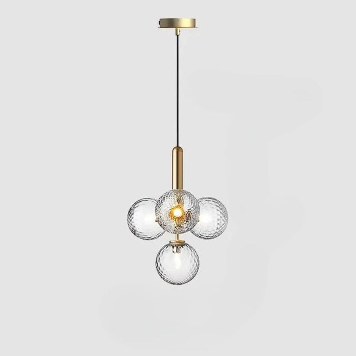 Suspension luminaire contemporaine golys en métal laiton avec quatre sphères en verre givré apporte un luminaire design élégant