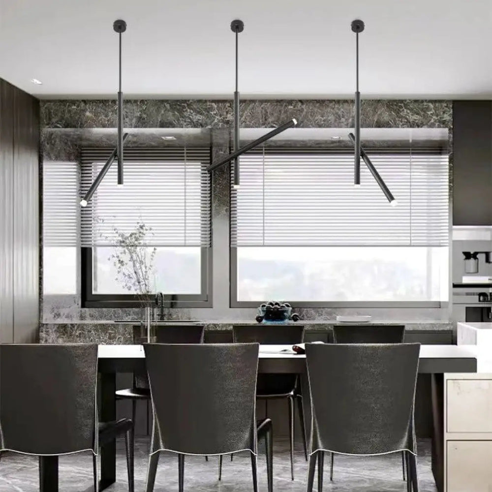 Suspension luminaire kryss noire avec bras pivotant et design contemporain suspendue au-dessus de la table à manger