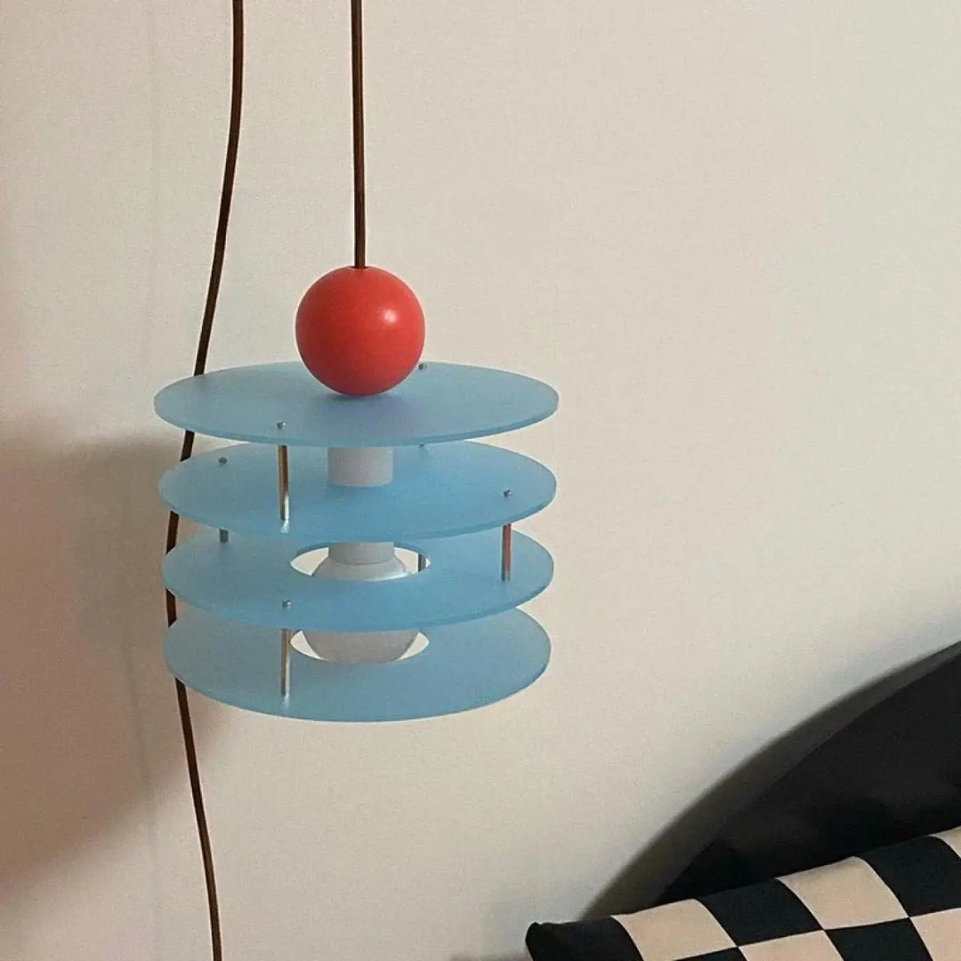 Suspension luminaire contemporaine kellyi avec tiers circulaires translucides bleu clair et sommet sphérique rouge vif