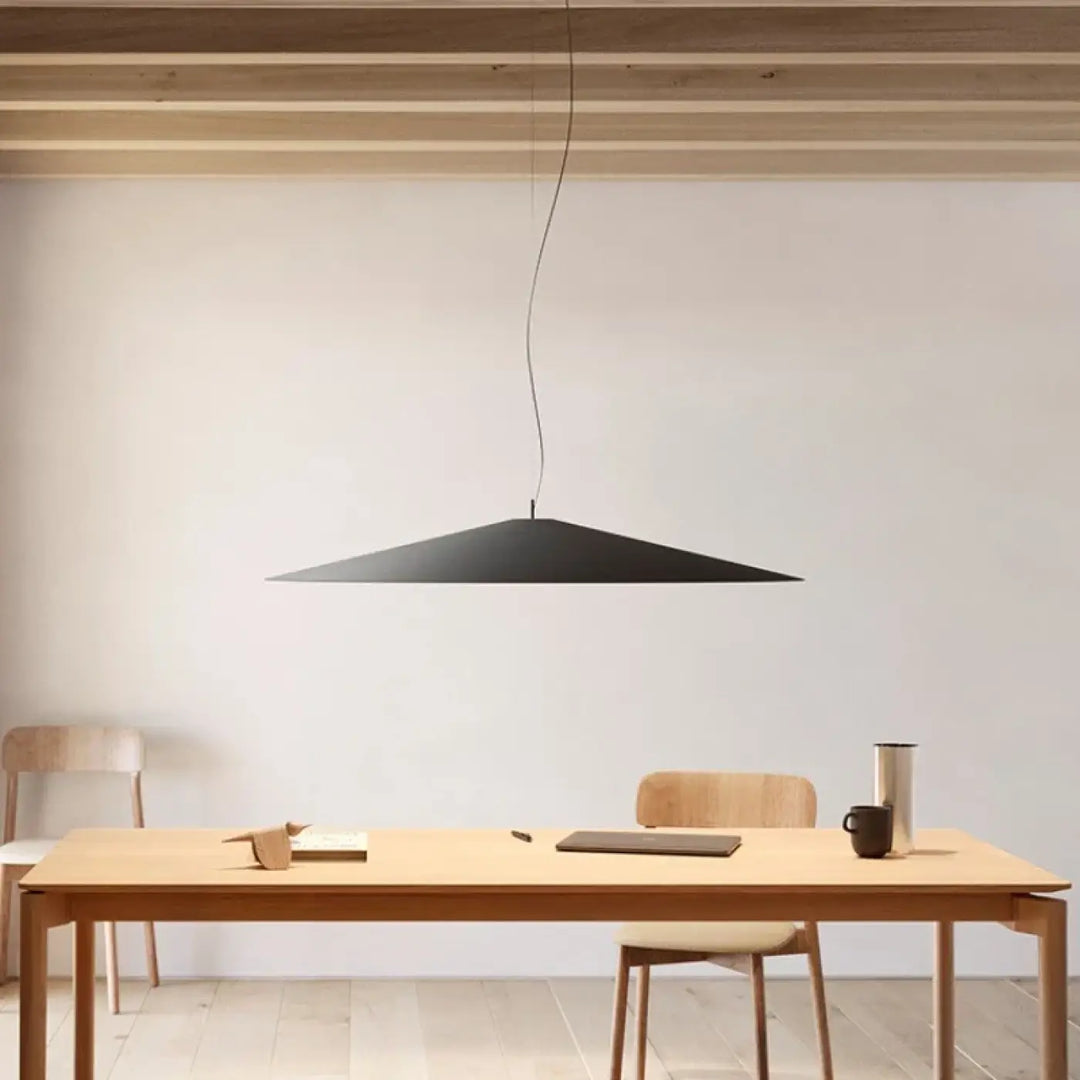 Suspension luminaire remah conique noire minimaliste suspendue au-dessus d’une table en bois