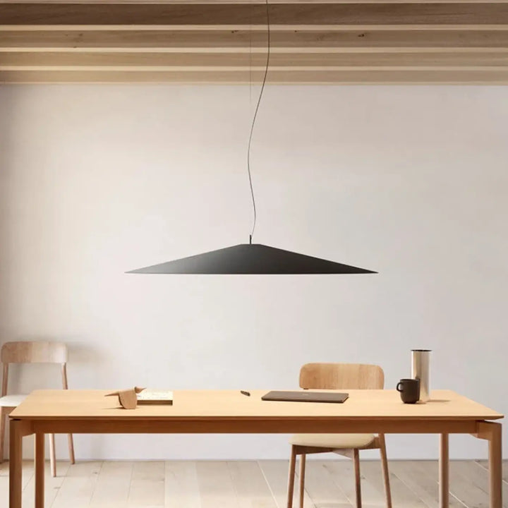 Suspension luminaire remah conique noire minimaliste suspendue au-dessus d’une table en bois