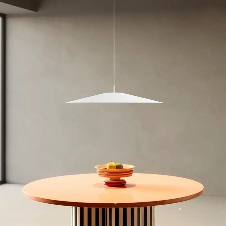 Suspension luminaire remah blanc géométrique en bois moderne suspendu au-dessus d’une table ronde en bois