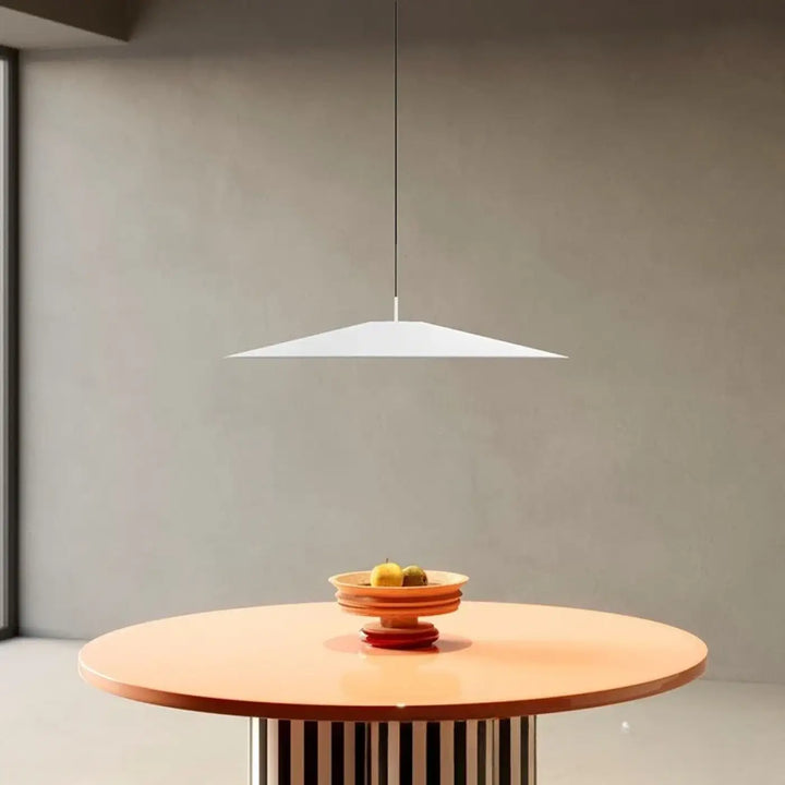 Suspension luminaire remah en blanc minimaliste avec une forme géométrique élégante suspendue par un cordon noir fin