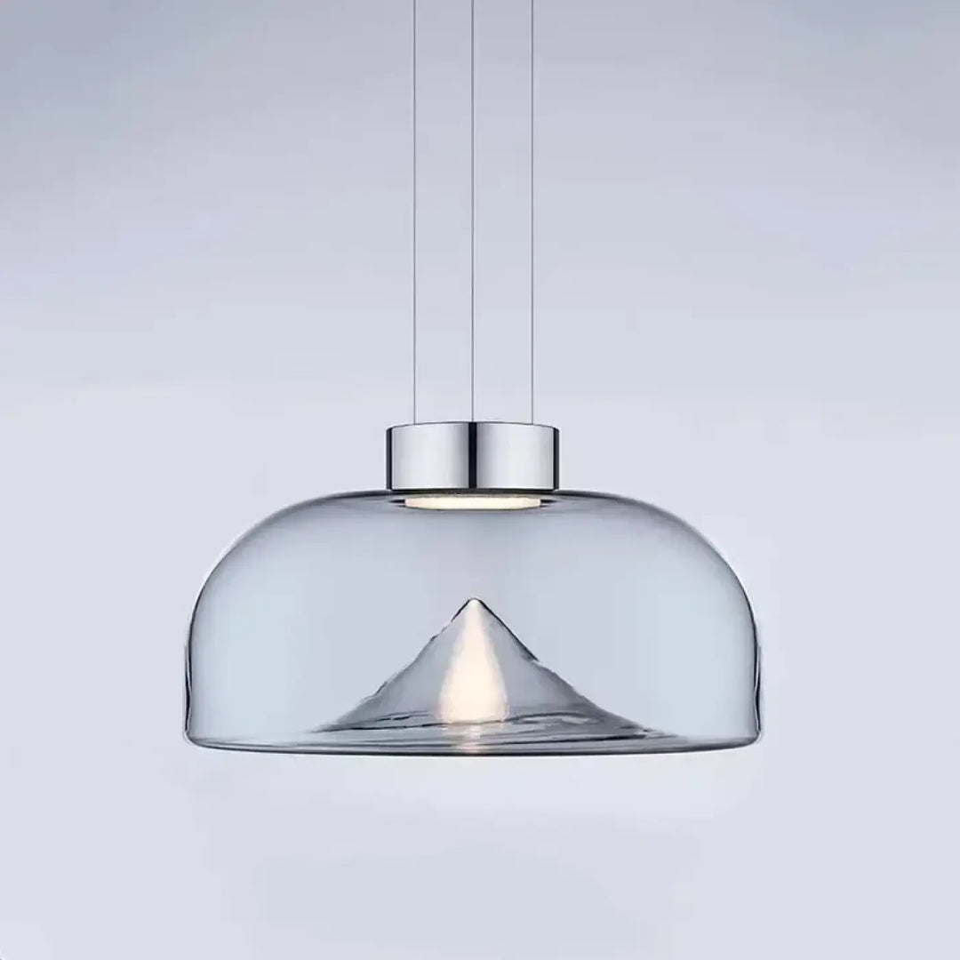 Suspension luminaire eclari avec verre transparent fumé en forme de dôme et motif montagne éclairé suspendu par câbles fins