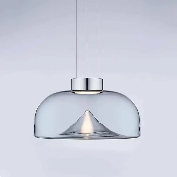 Suspension luminaire eclari avec verre transparent fumé en forme de dôme et motif montagne éclairé suspendu par câbles fins