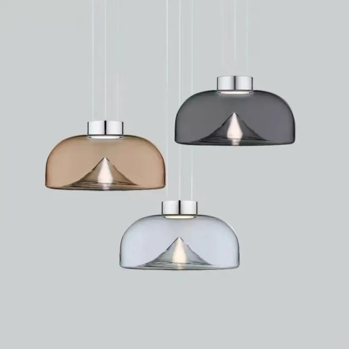 Suspension luminaire eclari avec trois abat-jours en verre transparent fumé ambre, gris et clair au design moderne