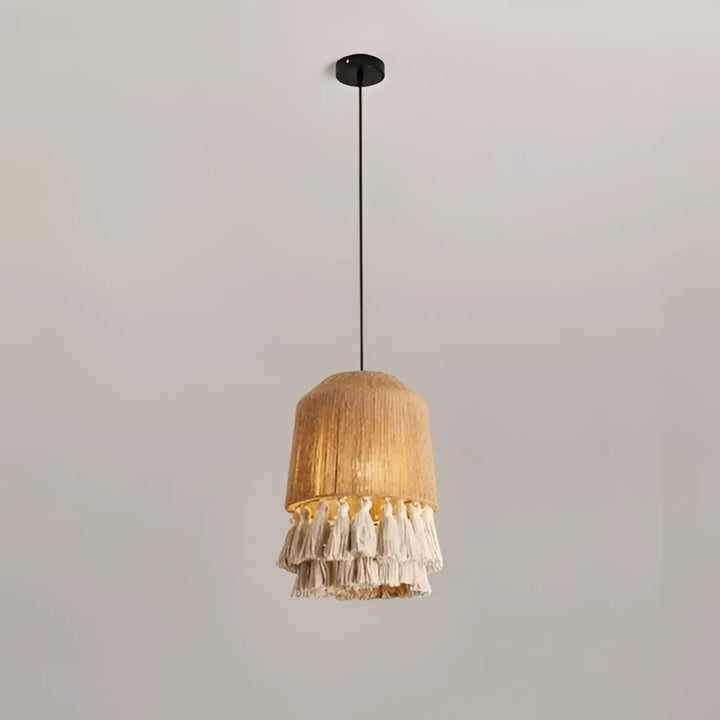 Suspension luminaire warm-toned en corde naturelle avec ombre tissée et franges décoratives blanches douces