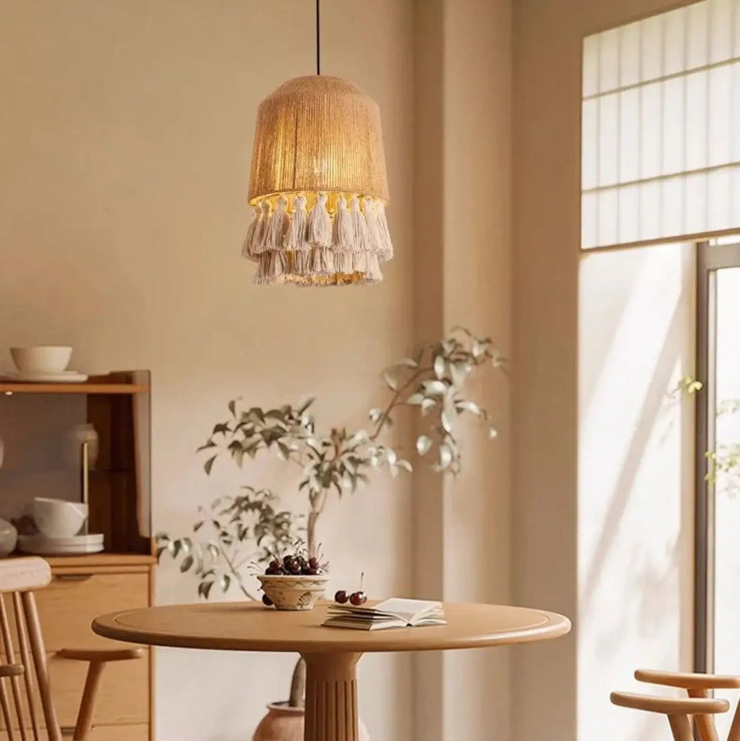 Suspension luminaire warm-toned en corde naturelle avec franges décoratives tissées et pompons sous le luminaire bohobo