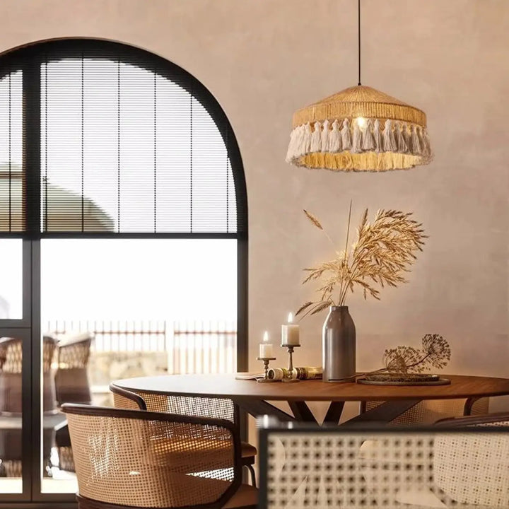 Suspension luminaire bohoba en corde naturelle beige avec franges décoratives en pampille suspendue au plafond