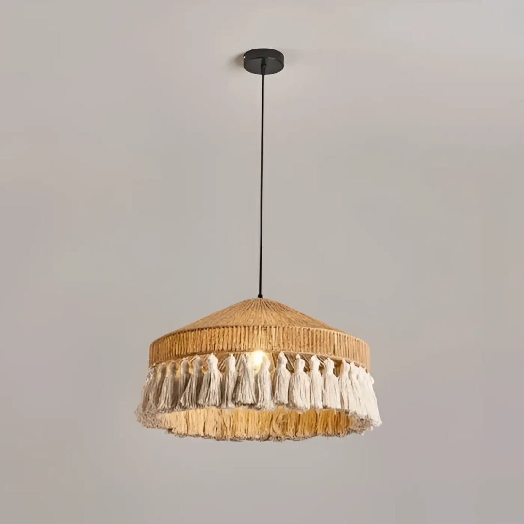 Suspension luminaire bohobo beige avec abat-jour en fibre naturelle et franges décoratives blanches en corde naturelle