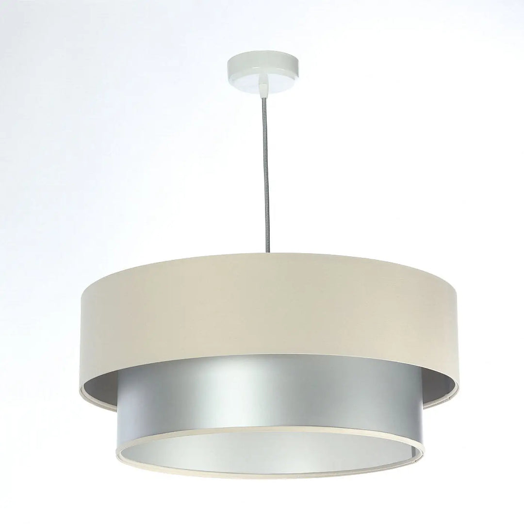 Suspension luminaire duo avec abat-jour crème mat à deux niveaux et anneau argent brossé suspendu par chaîne métallique