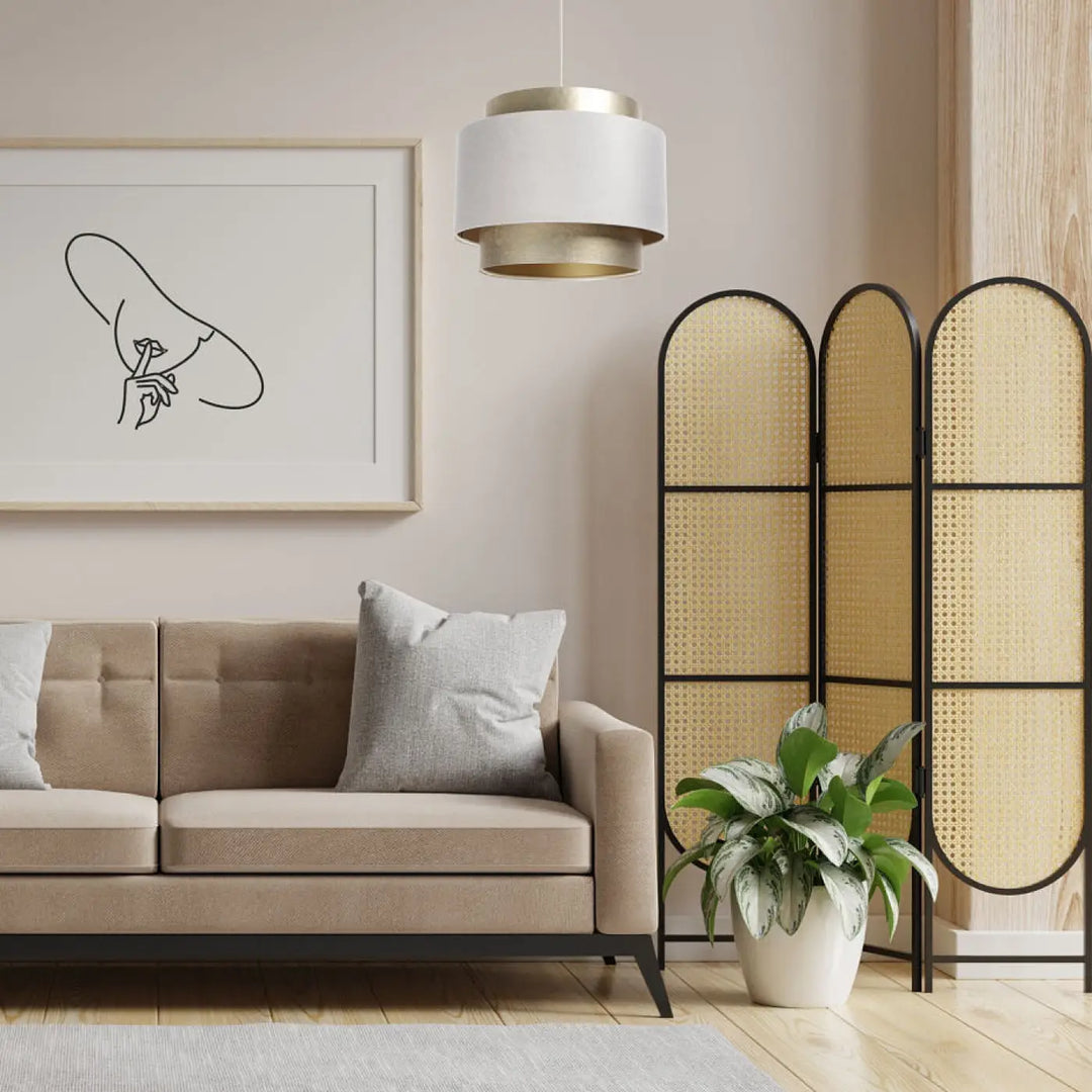 Beige canapé tufté avec pieds en métal noir et coussins gris assortis sous suspension luminaire crème doblò