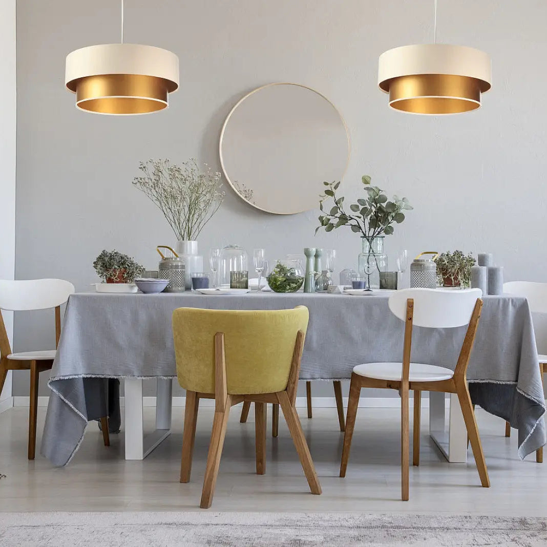 Suspension luminaire duo crème avec design à deux niveaux, anneaux extérieurs blancs mats et bords intérieurs dorés polis