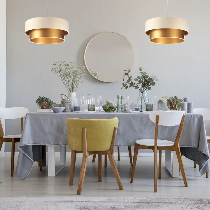 Suspension luminaire duo crème avec design à deux niveaux, anneaux extérieurs blancs mats et bords intérieurs dorés polis