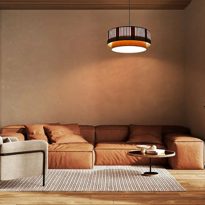 Suspension luminaire duo lami line en crème et gris avec canapé sectionnel en cuir ton chaud au design moderne minimaliste