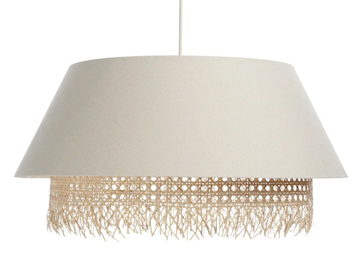 Suspension luminaire crème en tissu crème avec détail en franges en rotin tressé sensei rattan