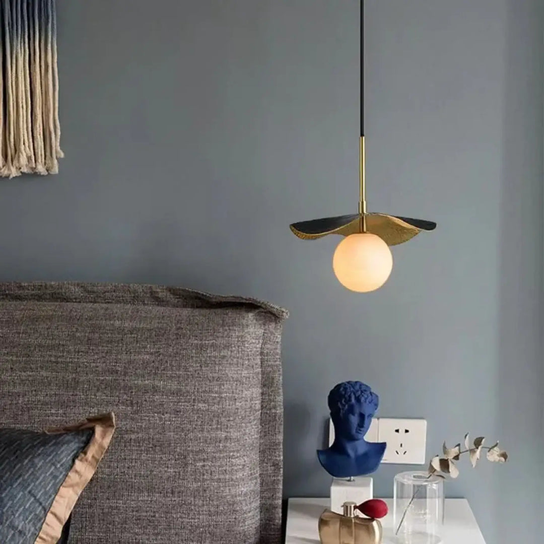Suspension luminaire en cuivre avec une boule blanche