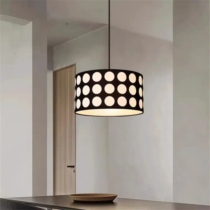 Suspension luminaire nyxis noir avec motif de points polka dots blancs et finition cuivre pour éclairage élégant