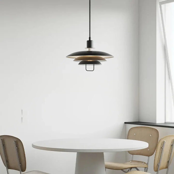 Suspension luminaire danoise blanche ou noir pour cuisine nordique

