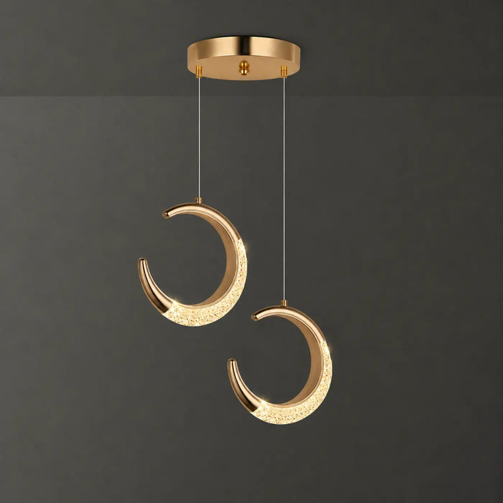 Suspension luminaire aluna dorée en forme de croissant avec surface texturée scintillante suspendue au plafond circulaire