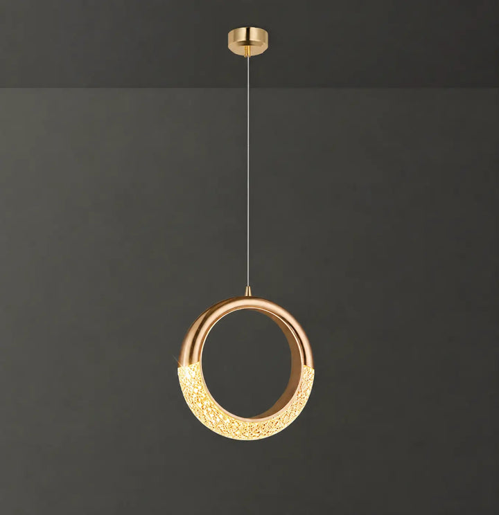 Suspension luminaire aluna ton doré avec abat-jour circulaire texturé et partie inférieure illuminée décorative