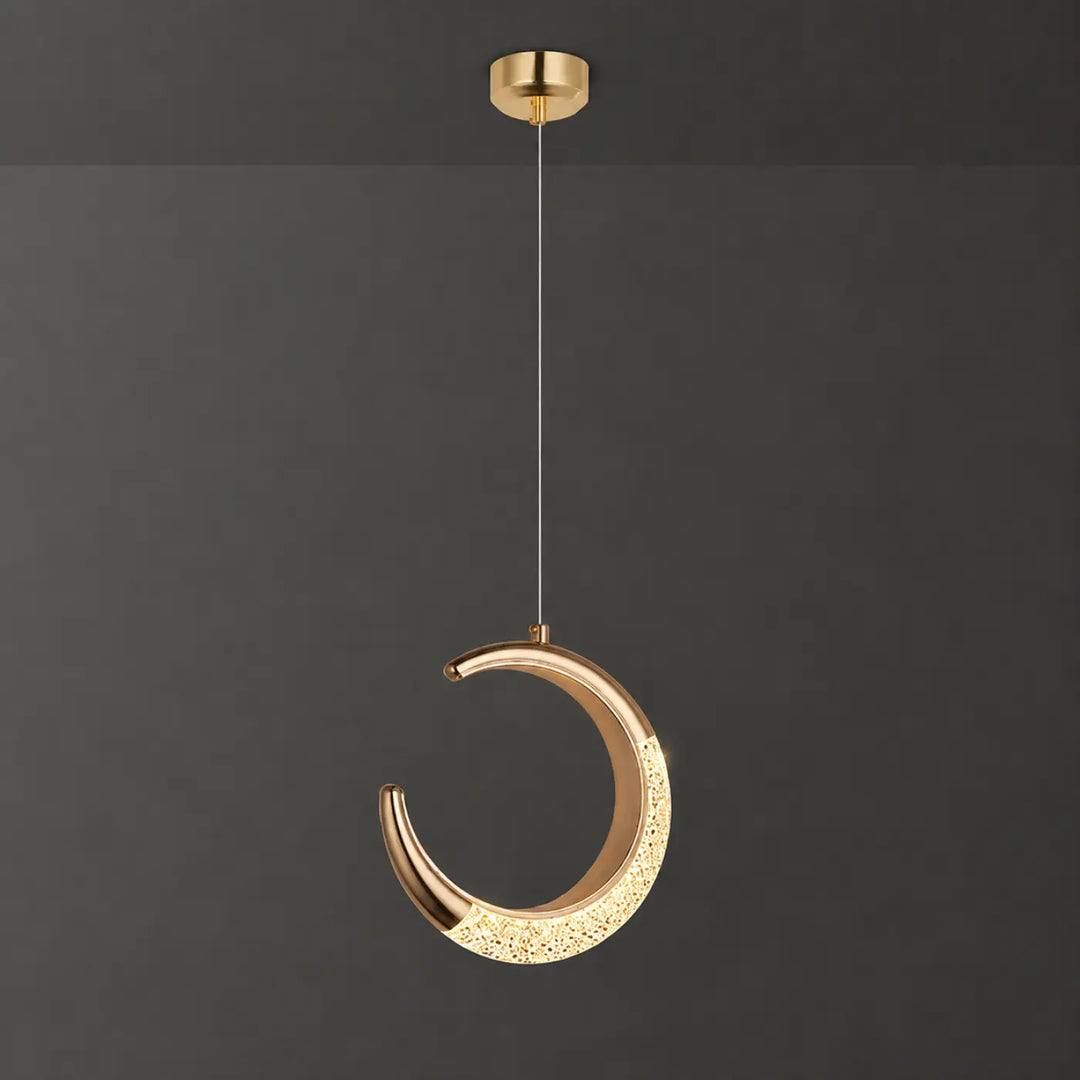 Suspension luminaire aluna en crescent moderne doré avec surface texturée et finition métallique élégante luminaire décorative