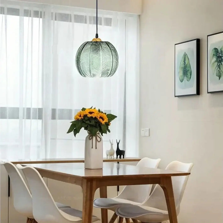 Suspension luminaire azuria en verre texturé vert avec design sphérique strié suspendue par un cordon noir